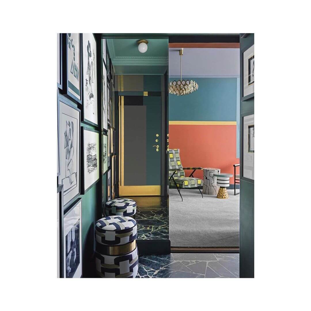 décoration murale dans un couloir 