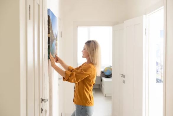 accrocher une toile au mur avec ou sans trous