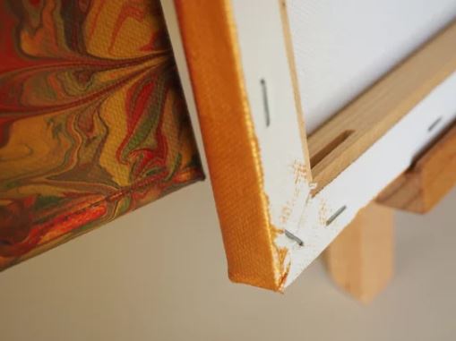 préparer le châssis de la toile avec des fixations murales