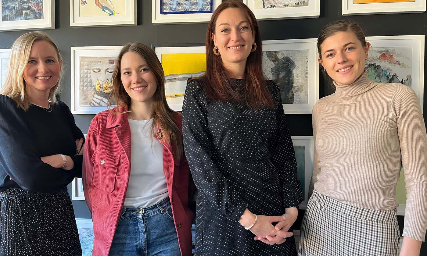 equipe de curateurs d'art par carré d'artistes